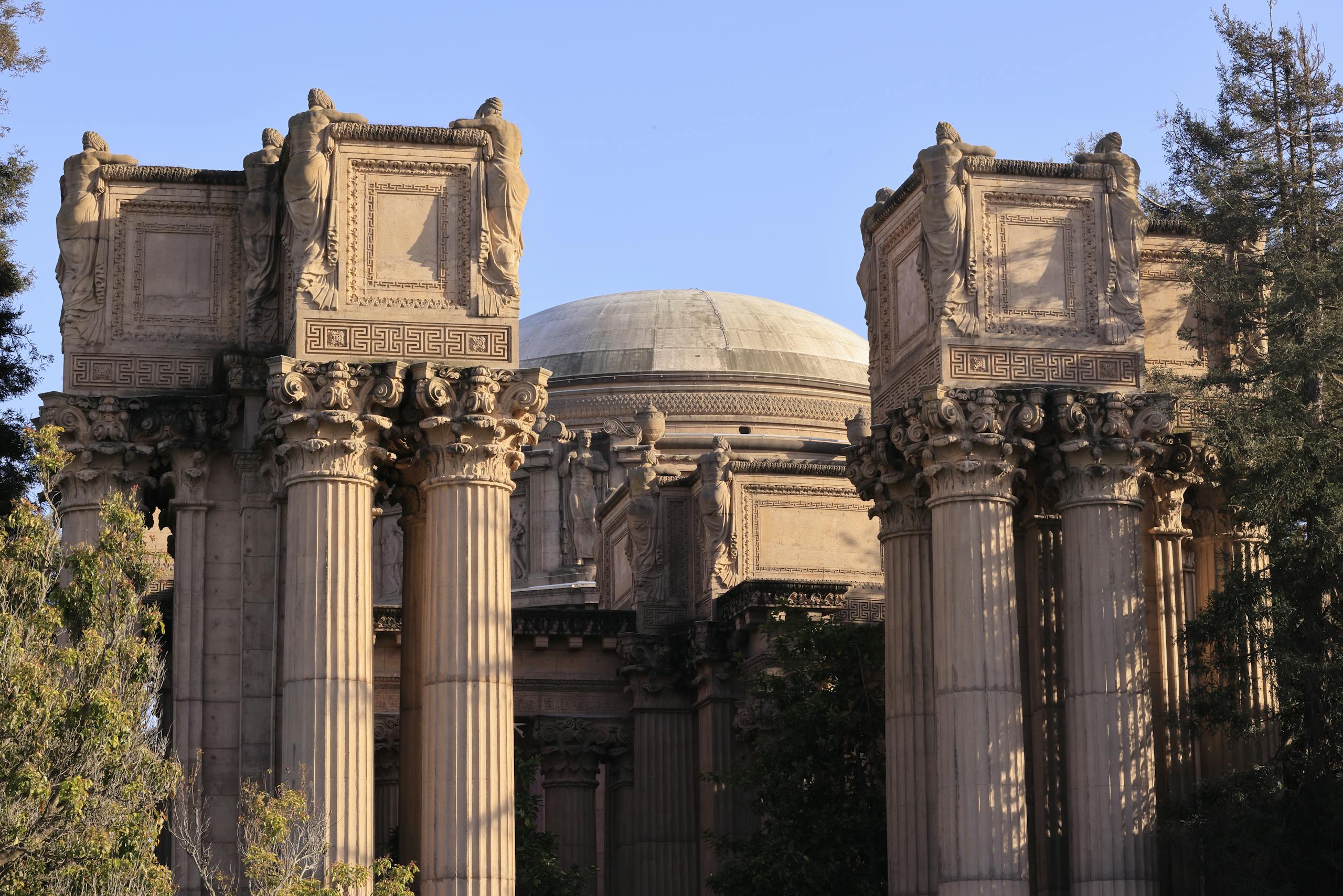Stunning view of the iconic columns at San Francisco's Palace of Fine Arts.